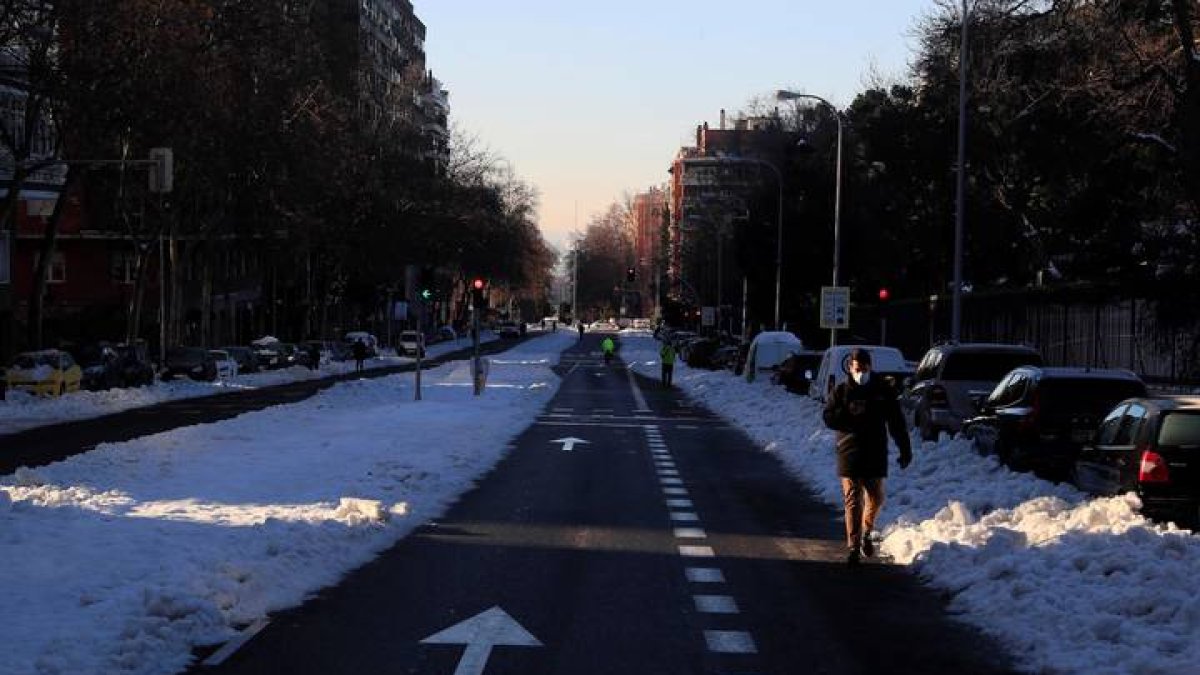 Varias personas caminan por la calle Menéndez Pelayo de Madrid esta mañana. ALVARADO