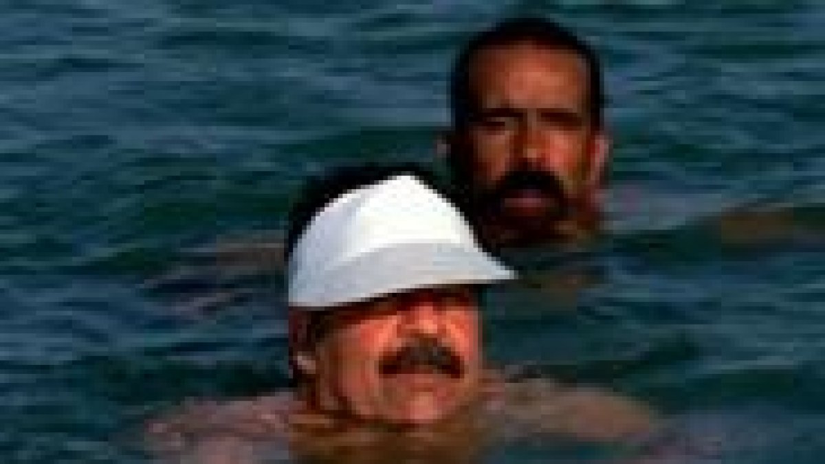 Sadam Huseín, tomando un baño en el río Tigris, en 1997