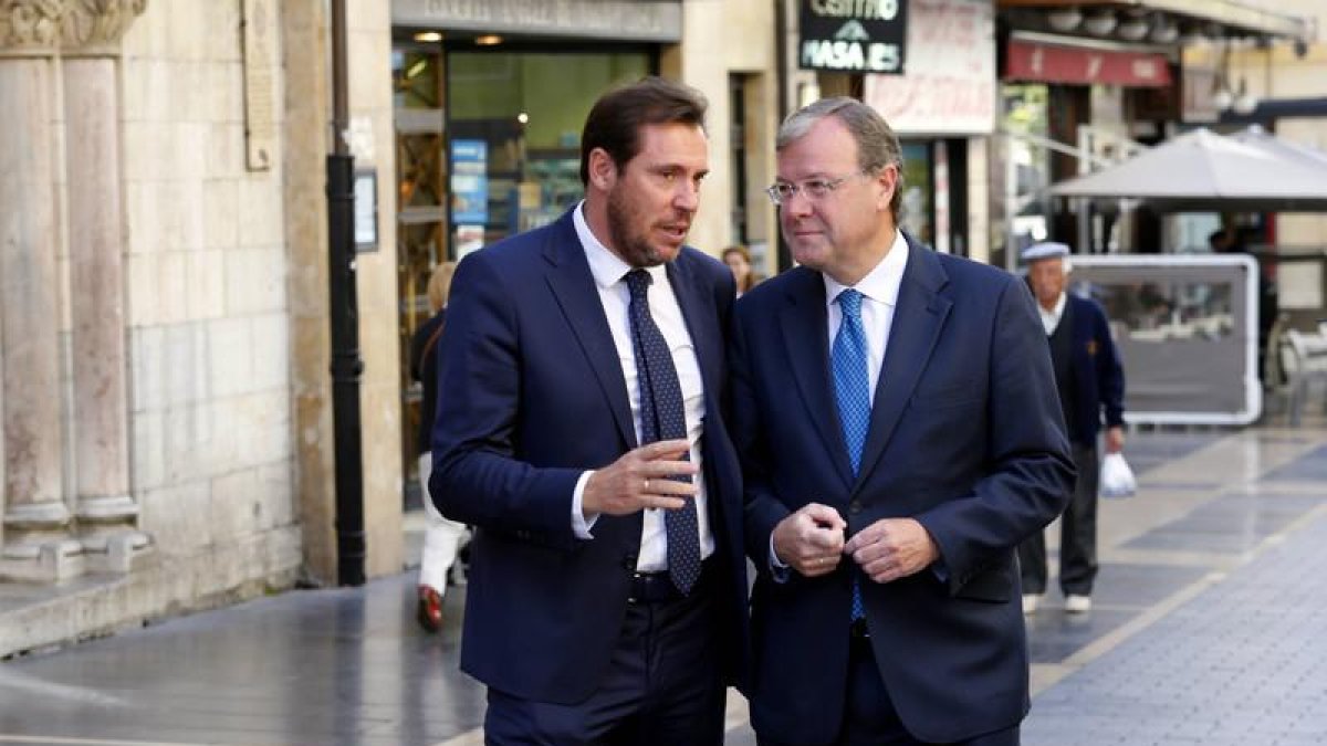 Antonio Silván y Óscar Puente paseando por la Calle Ancha durante la visita oficial del alcalde de Valladolid a la ciudad.