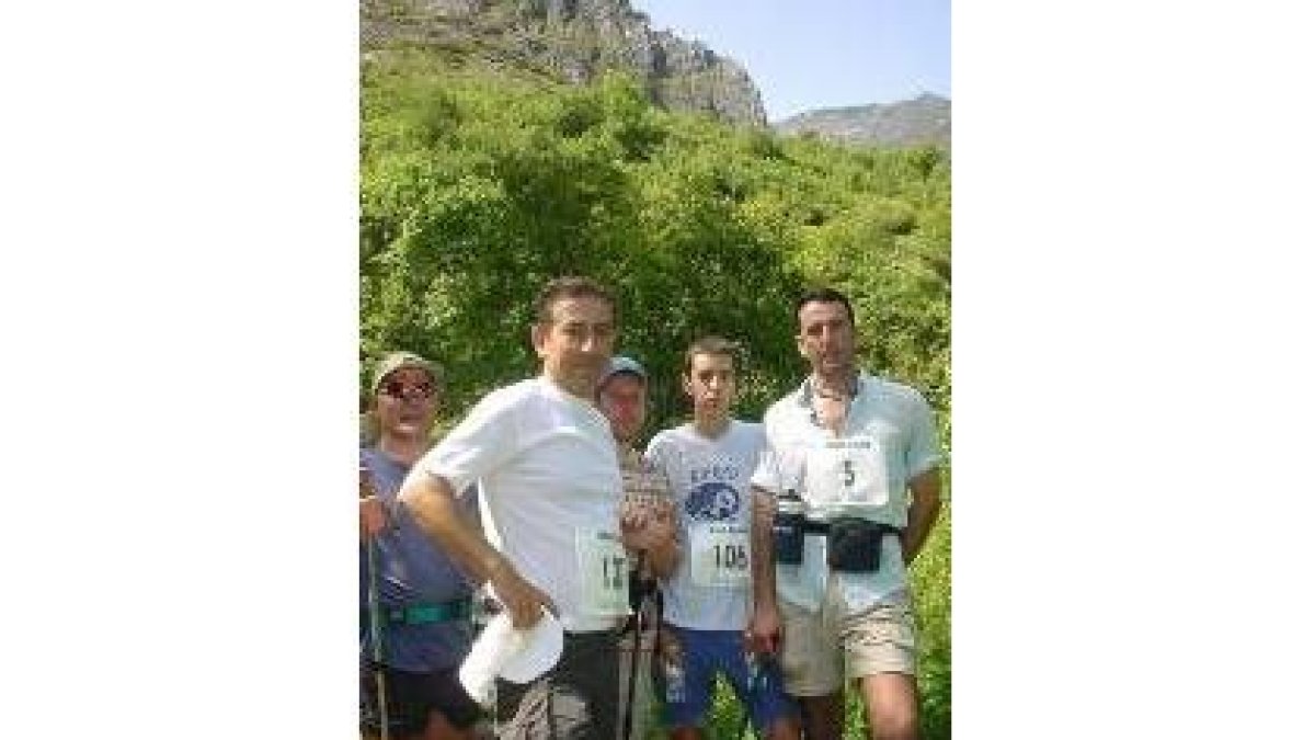 Un grupo de senderistas durante un alto cerca de Peñalba de Santiago