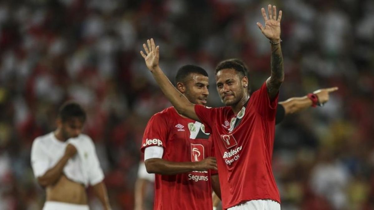 Neymar celebra con Rafinha un gol en un partido disputado el miércoles en Río a beneficio del Chapecoense.