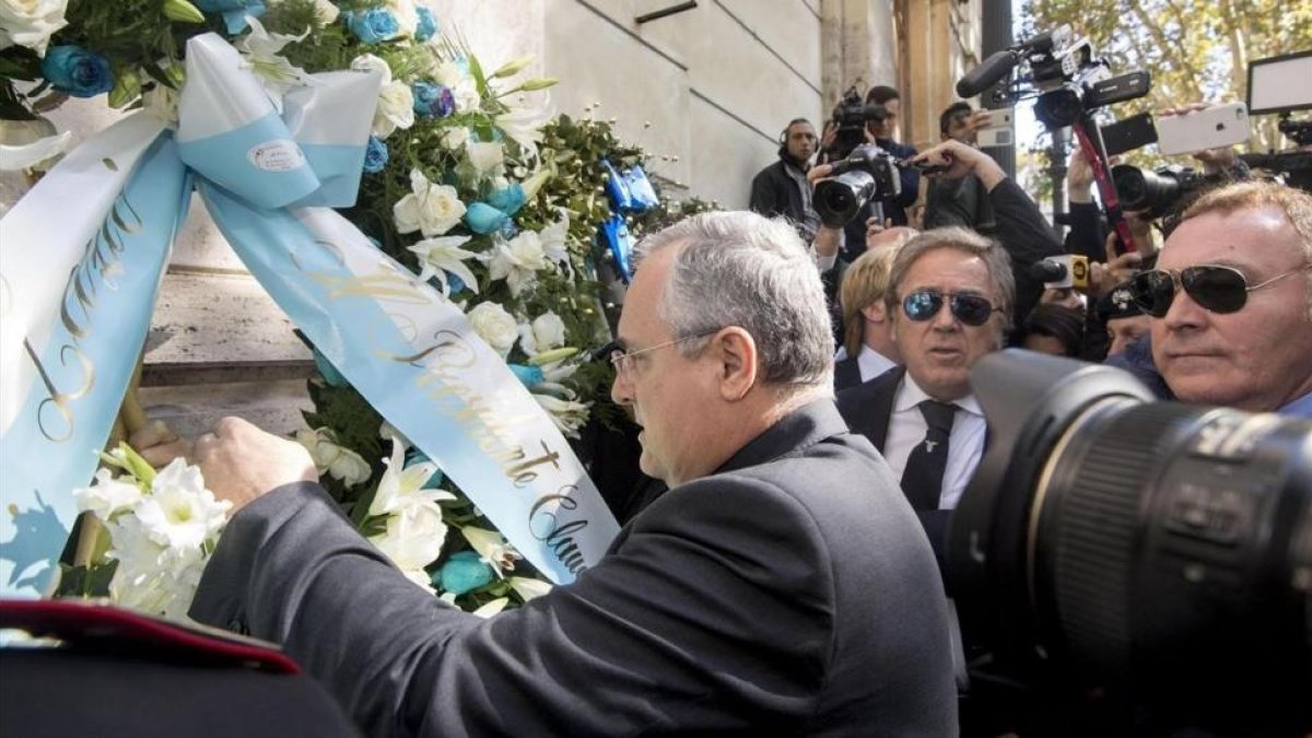 Lotito, presidente del Lazio, hace una ofrena floral a una sinagoga de Roma.
