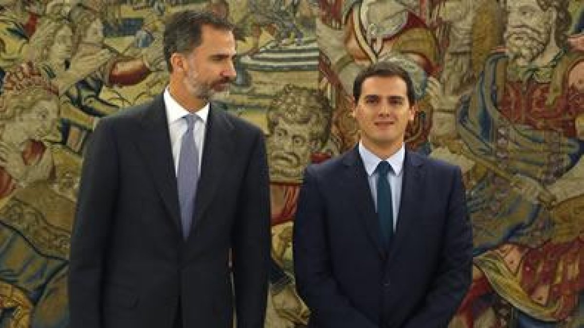 El rey Felipe recibe al líder de Ciudadanos, Albert Rivera, hoy en el Palacio de la Zarzuela, en la segunda jornada de su ronda de contactos para buscar candidato a la investidura.