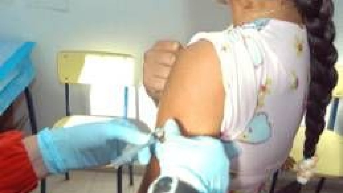 Una niña es vacunada contra la meningitis C en una de las campañas organizadas en septiembre