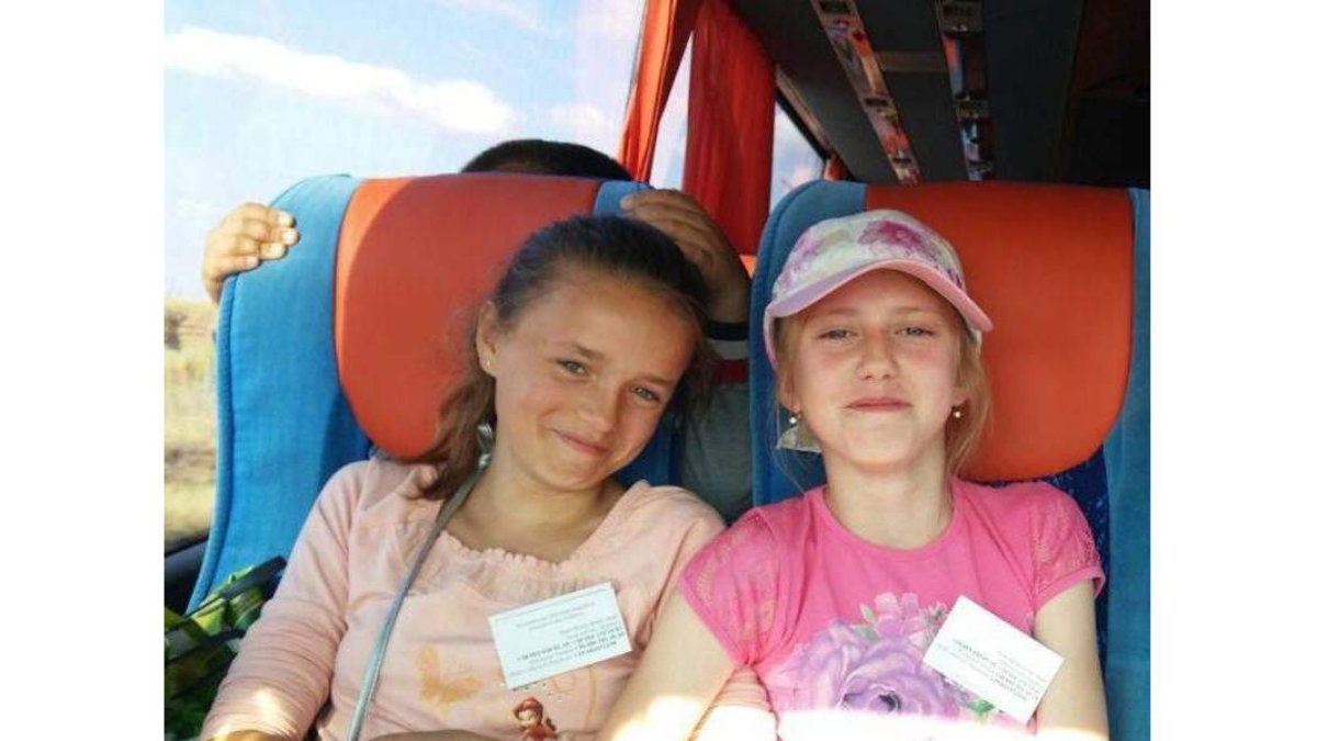 Imagen facilitada por la ONGD de dos de las niñas ucranianas.