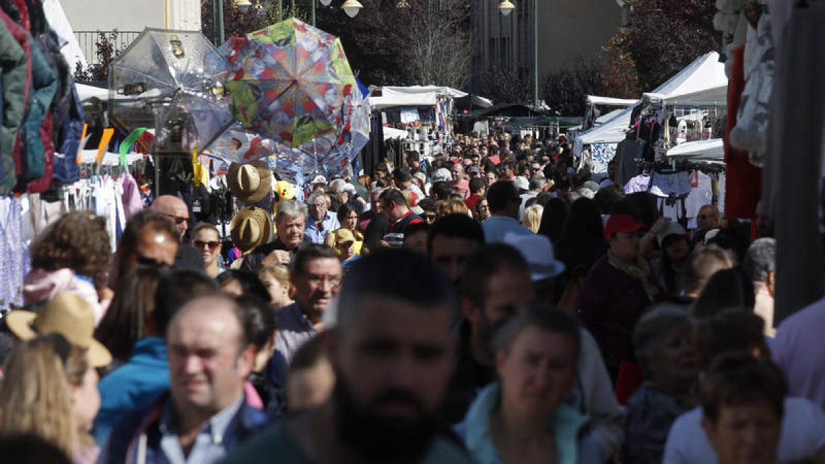 Miles de personas se desplazaron ayer a la capital lacianiega para disfrutar de su gran feria. FERNANDO OTERO