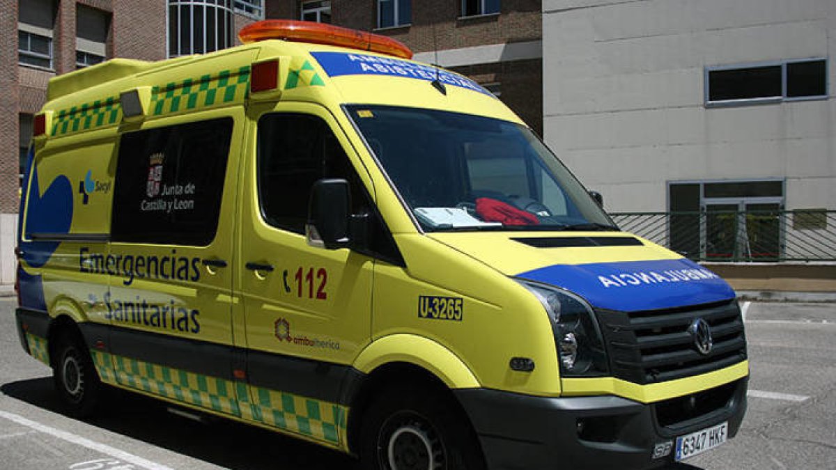 La mujer fue evacuada en una ambulancia del 112 al Hospital del Bierzo. DL