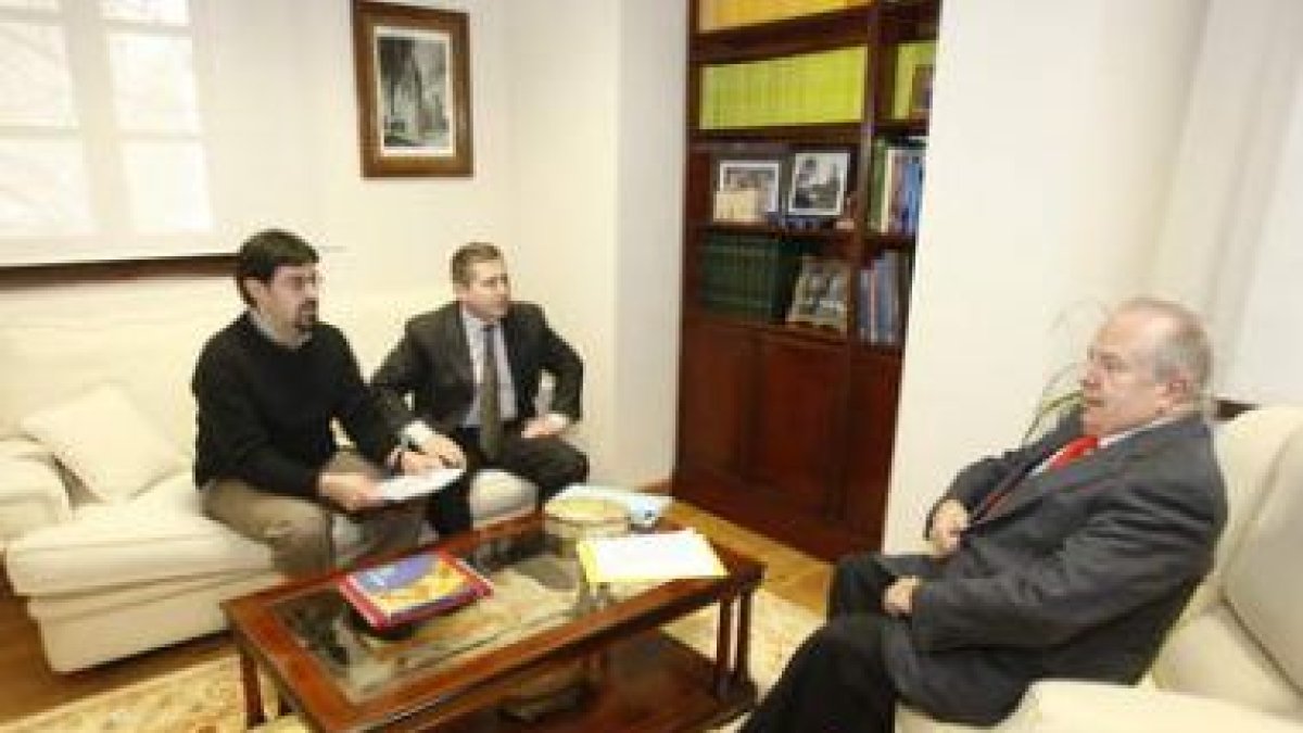 Ricardo Chao, presidente de Pro Identidad, y Gabriel Carracedo, asesor legal, ayer con Javier Amoedo