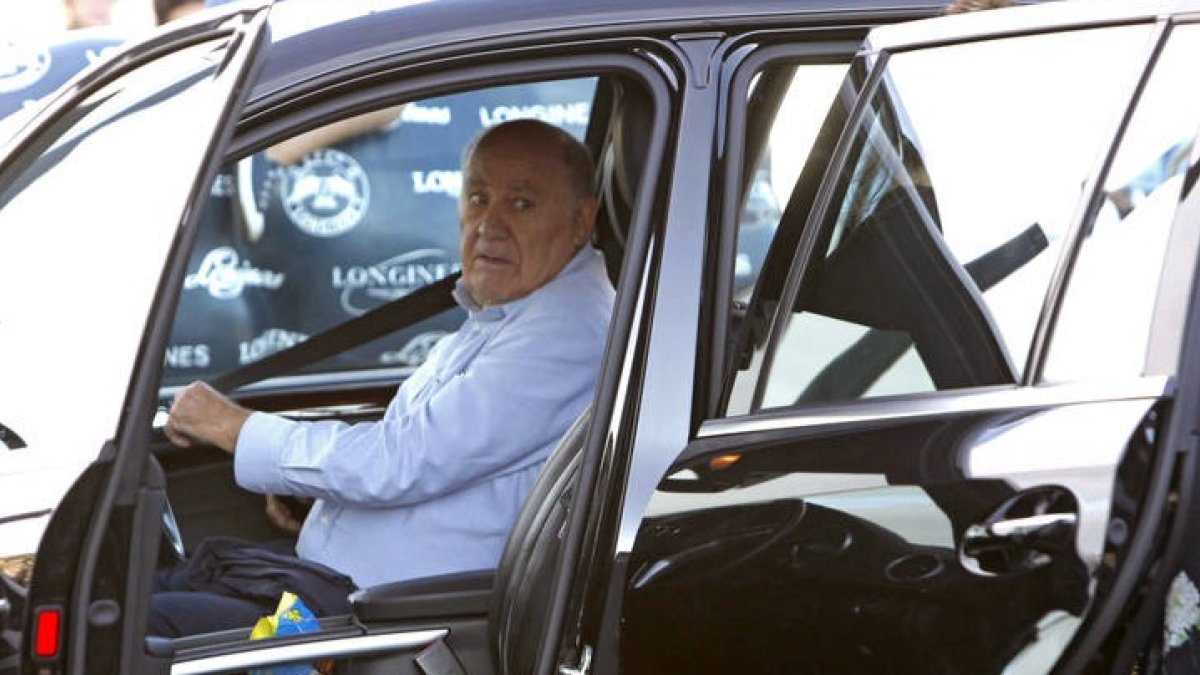 El dueño de Inditex, Amancio Ortega, conduce su coche este verano en La Coruña. CABALAR