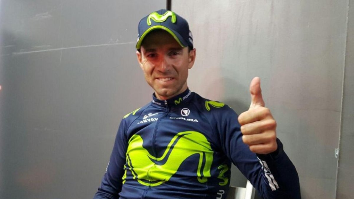Alejandro Valverde saluda tras su triunfo en Arrate, que le sitúa líder de la Vuelta al País Vasco.
