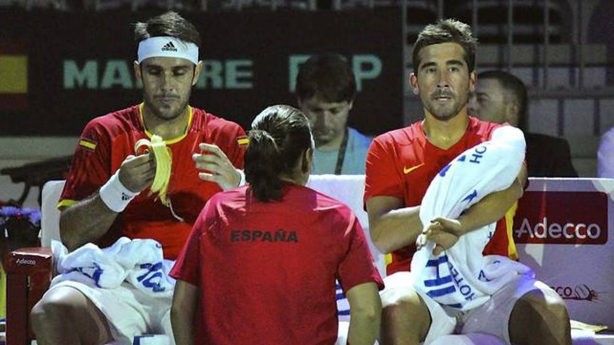 David Marrero (izquierda) y Marc López, durante el partido de dobles contra Rusia correspondiente a la eliminatoria por el ascenso al grupo mundial de la Copa Davis.
