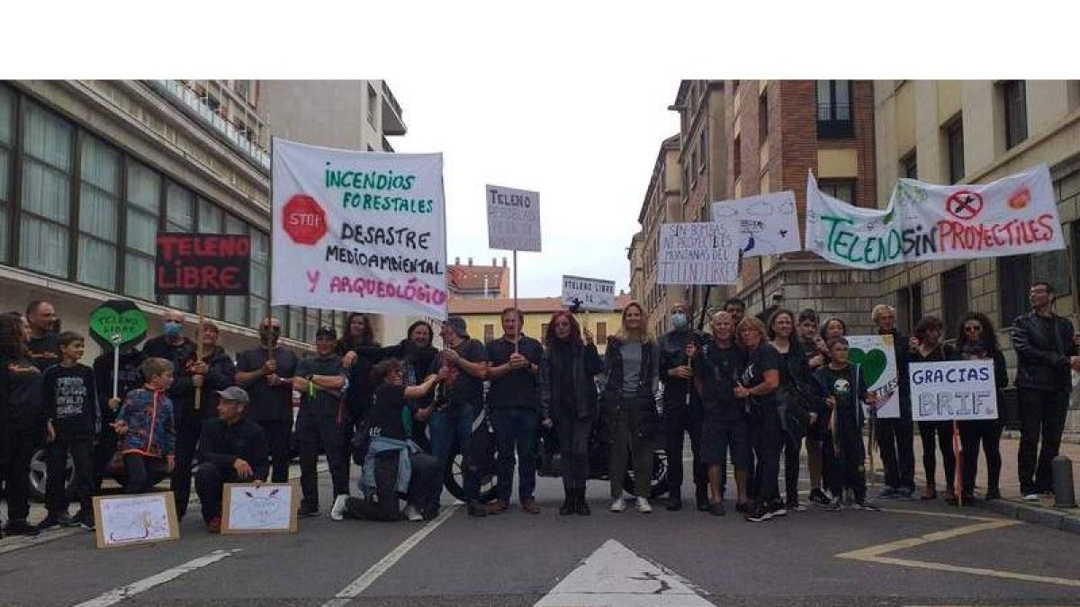 La plataforma se concentró el pasado día 17 en León contra la actividad militar en el campo de tiro del teleno. DL