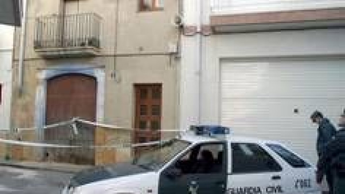 Un coche policial vigila la casa donde ayer fue asesinada una mujer rumana en El Perelló