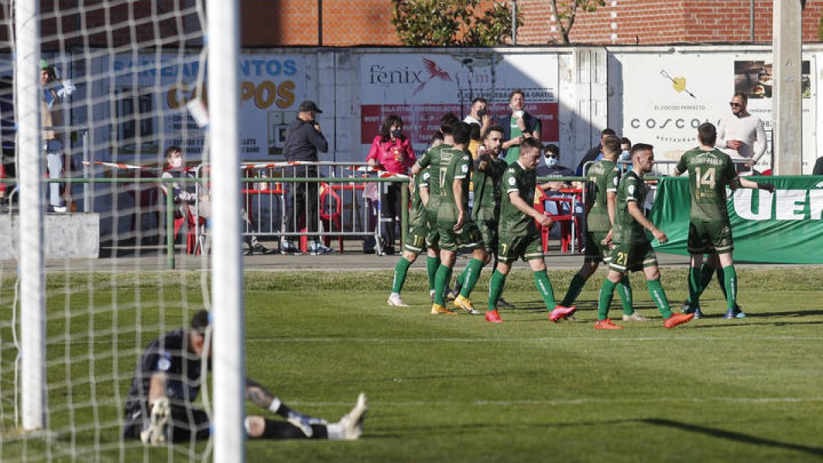 Partido de fútbol de 3ª división entre el Atlético Astorga y Numancia B. F. Otero Perandones.