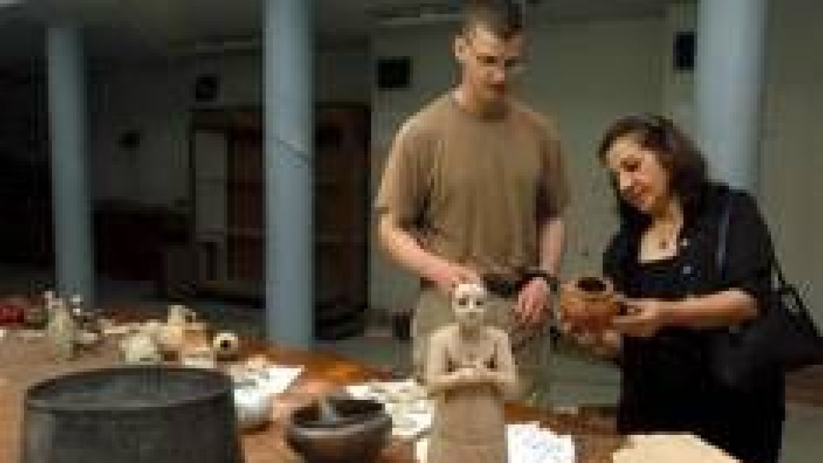 Una trabajadora del Museo de Bagdad junto a un americano revisa algunas piezas recuperadas