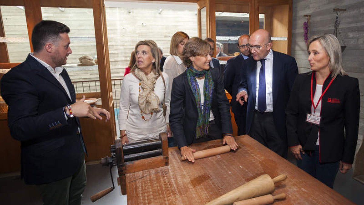 Isabel García Tejerina, tercera por la derecha, antes de recibir la Lenteja de Oro. R. GARCÍA