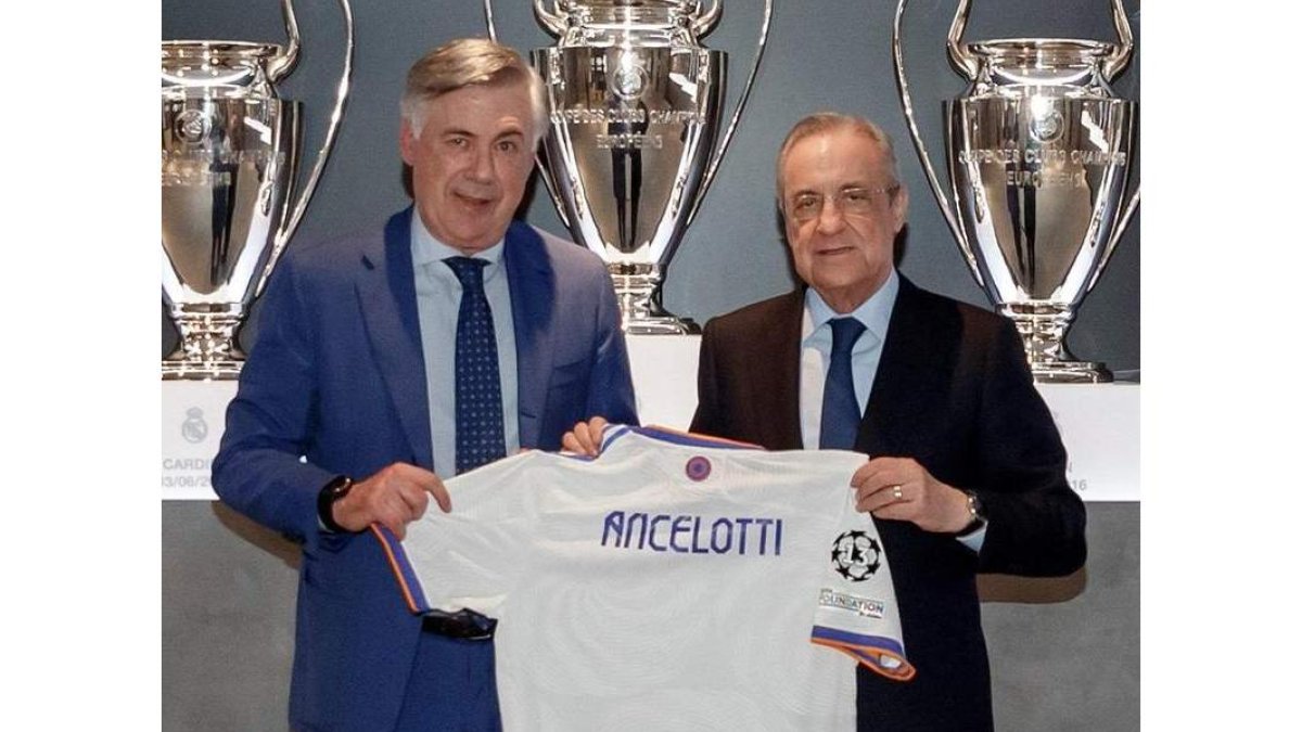 Florentino Pérez, derecha, y Carlo Ancelotti en su presentación como técnico madridista. REAL MADRID