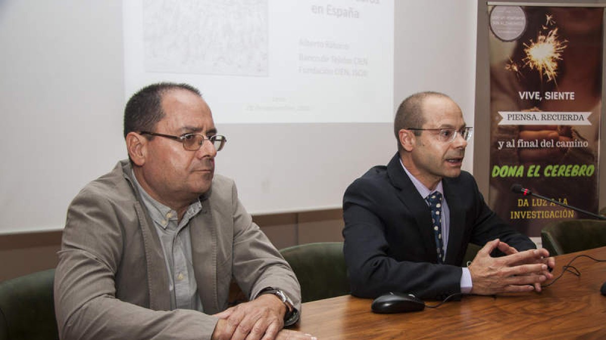 El científico y director de la fundación Cien Alberto Rábano, a la izquierda, antes de su conferencia. F. OTERO PERANDONES