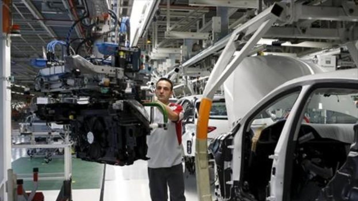 En cadena 8 Un trabajador de la fábrica de Seat de Martorell.