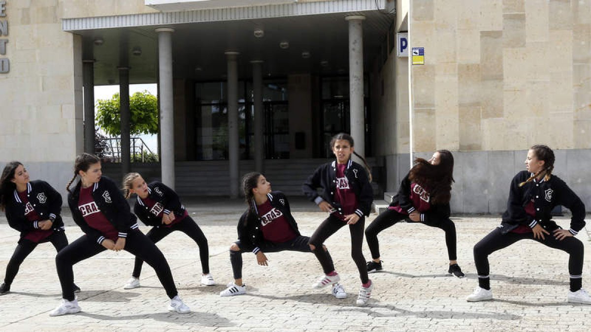 Las Boomis llevaron ayer su danza urbana al Consistorio. MARCIANO P.