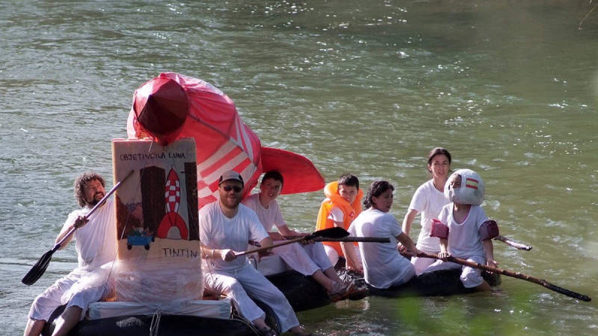 Unos simpáticos astronautas participan en el descenso del río Cea.