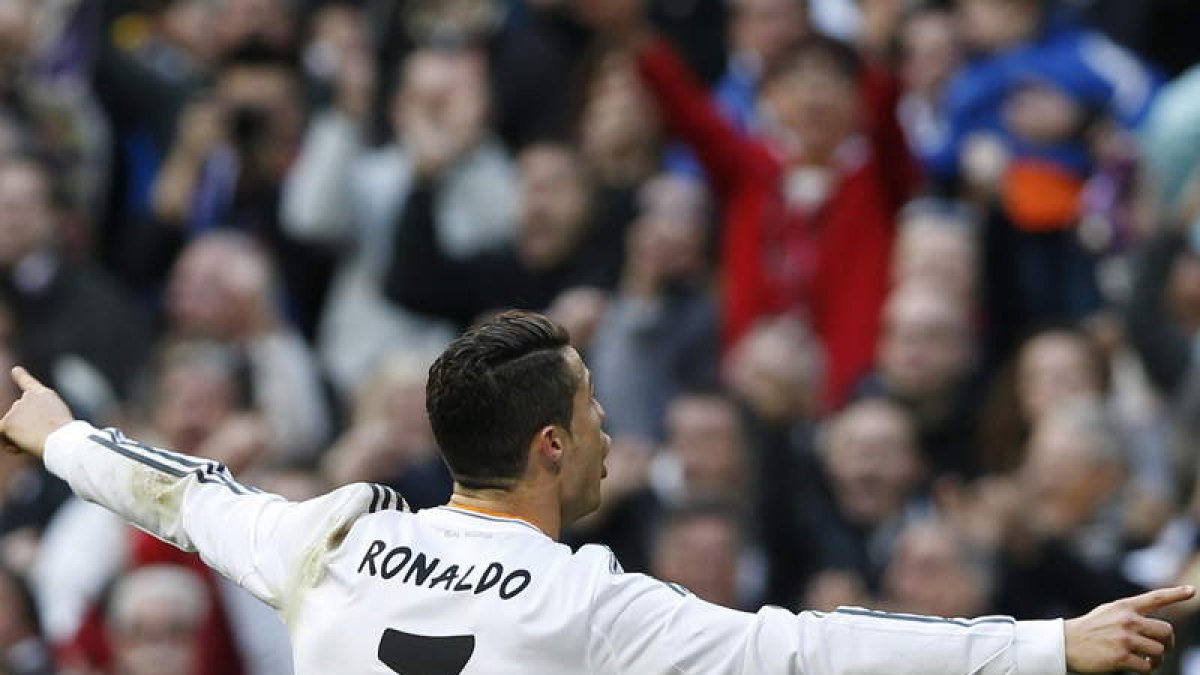 Cristiano Ronaldo celebra el primer gol del Madrid frente al Granada, ayer, en el Santiago Bernabéu.