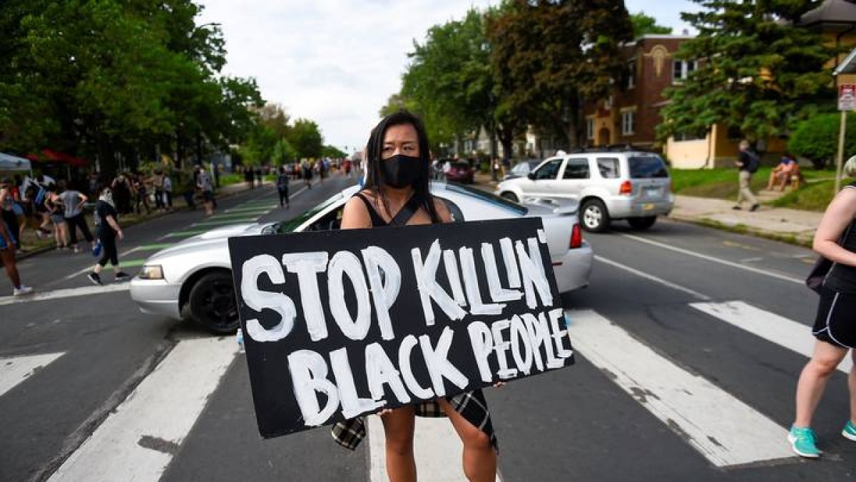 La estadounidense Amy Gee participa en una protesta celebrada el 26 de mayo en Mineápolis. CRAIG LASSIG