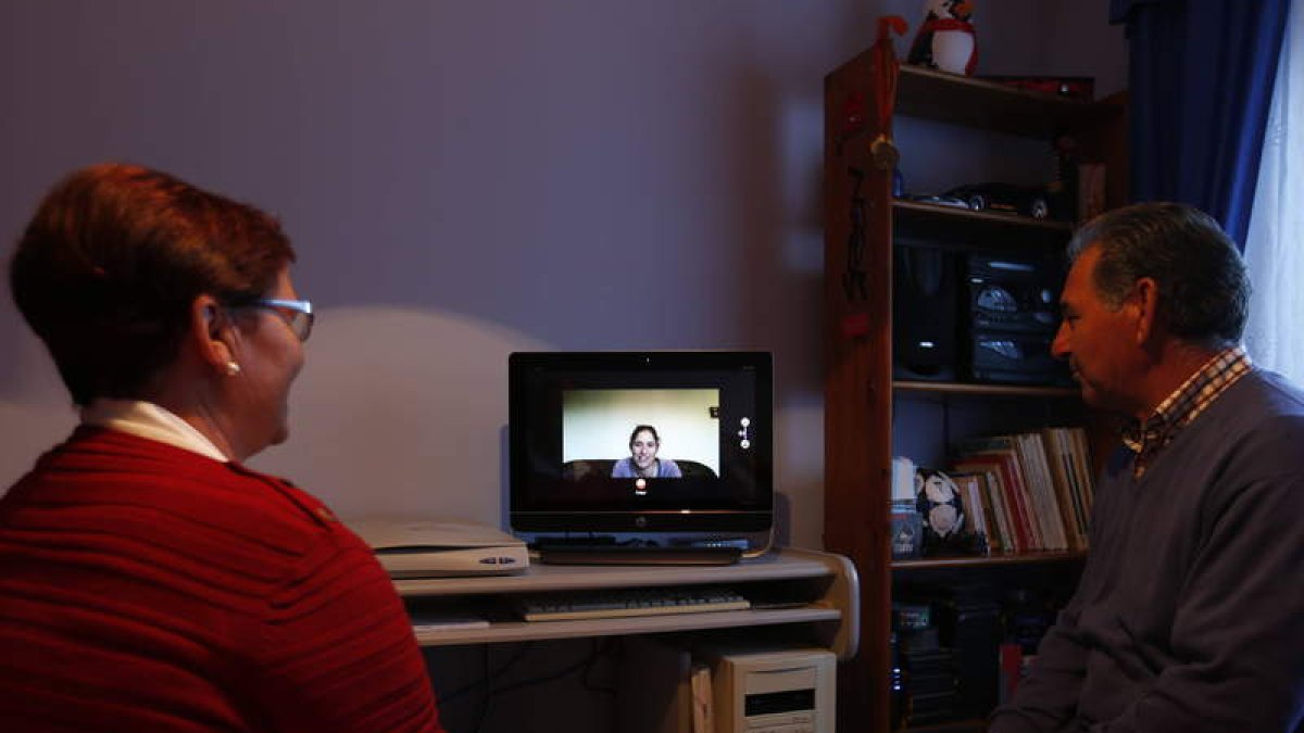 Juan Pintado y su mujer, Laura, charlan con su hija a través de la videoconferencia.