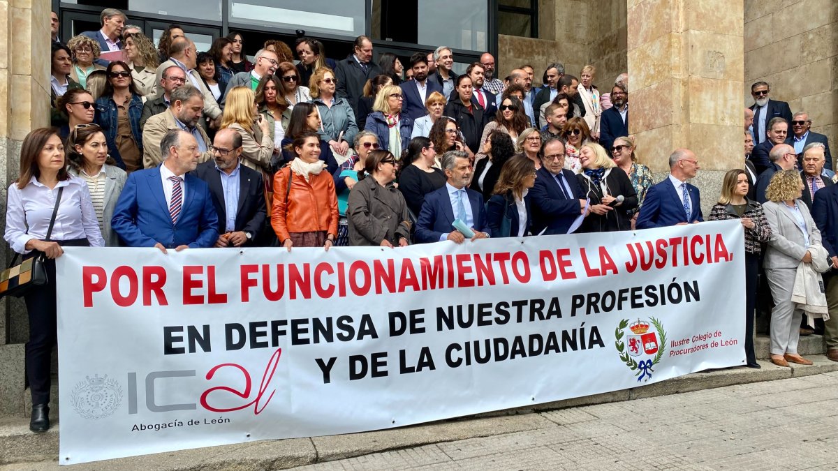 Un momento de la protesta de abogados y procuradores. MÁZ