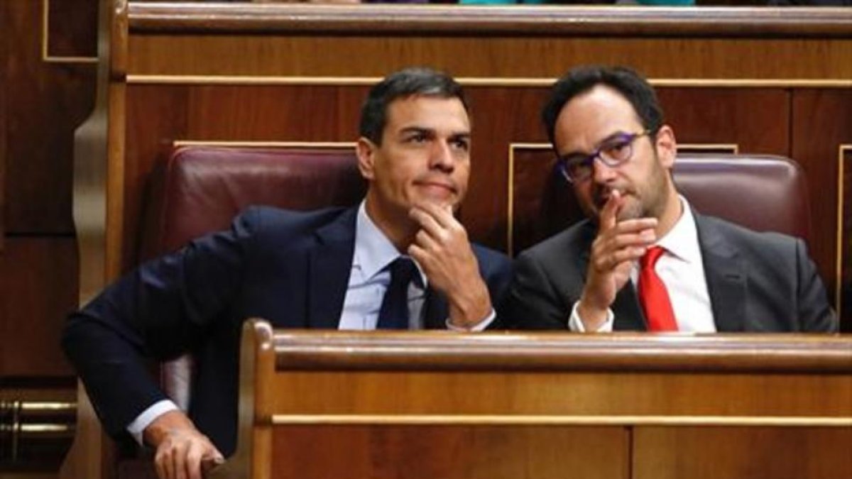 El líder del PSOE, Pedro Sánchez, y el portavoz del grupo parlamentario, Antonio Hernando, en el Congreso.
