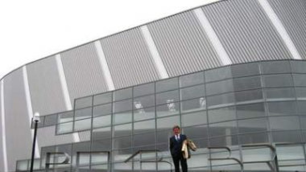 El alcalde, Jesús Esteban, posaba ayer ante la fachada del Bembibre Arena.