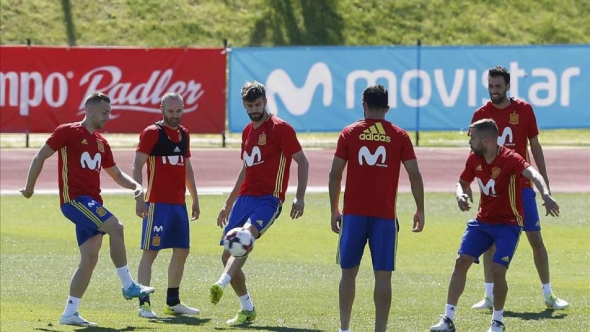 Deulofeu, Iniesta, Piqué, Costa, Alba y Busquets, durante el entrenamiento de la selección el martes en Las Rozas.