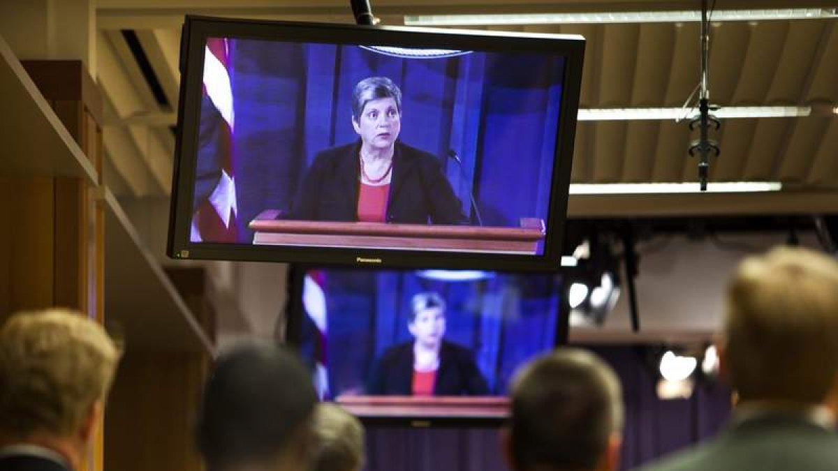 Monitores de televisión durante una comparecencia de Janet Napolitano.