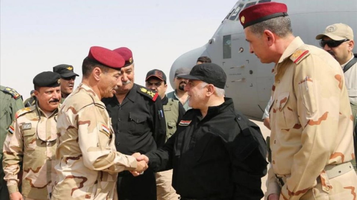 El primer ministro iraquí, Haider Al Abadi, felicita a las tropas.