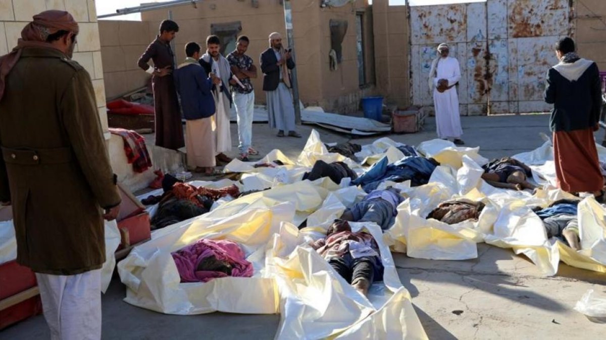 Los cadáveres de las personas muertas en el bombardeo en el norte de Yemen.