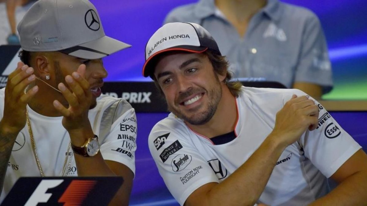 Fernando Alonso bromea con Lewis Hamilton durante la rueda de prensa previa al Gran Premio de Bélgica, este jueves.