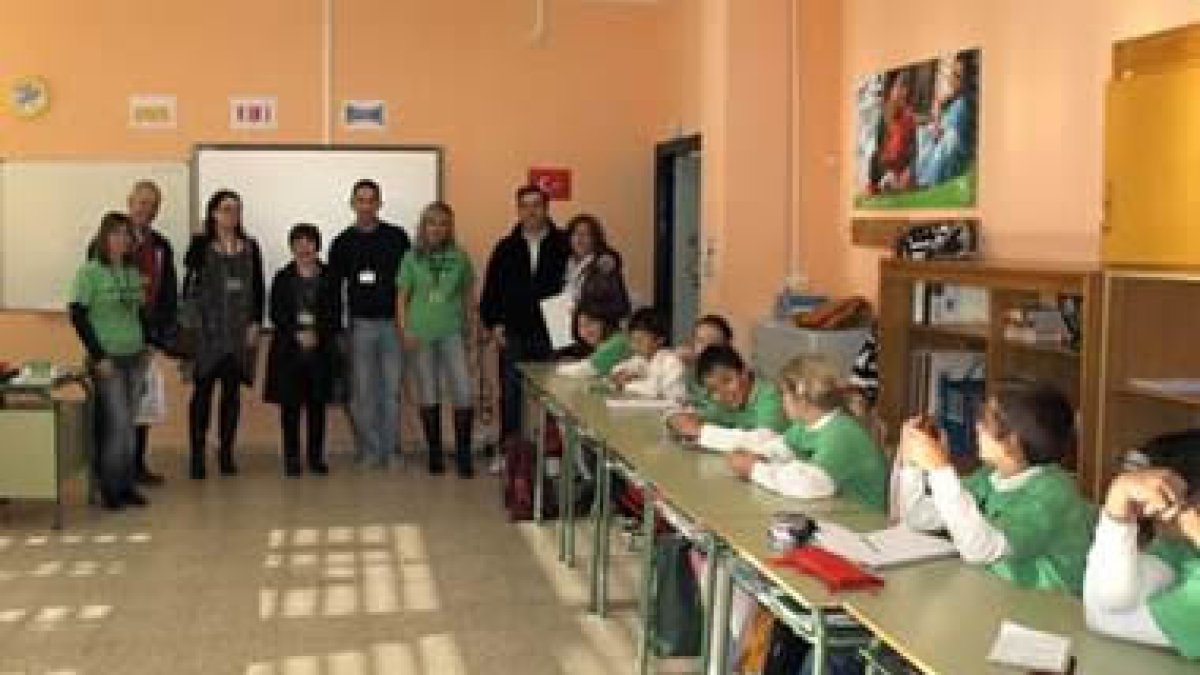 Profesores en una de las aulas del colegio de Boñar.