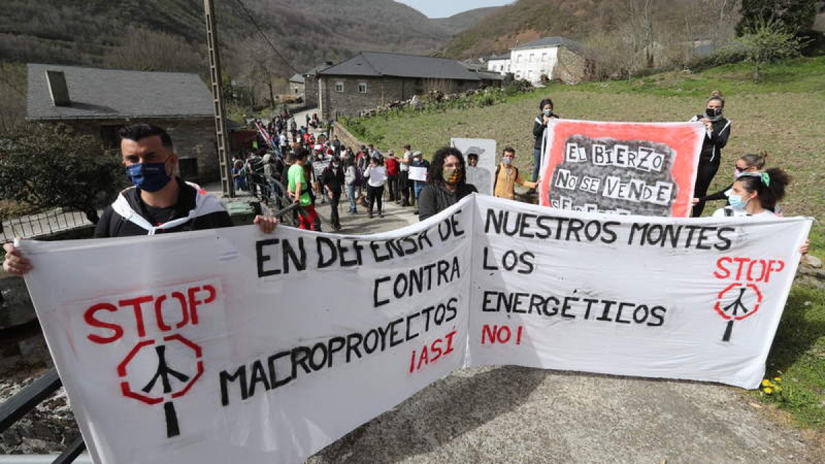 Participantes en la marcha reivindicativa que, ayer, partió del pueblo de Busmayor en dirección al Chan do Rabelo. L. DE LA MATA