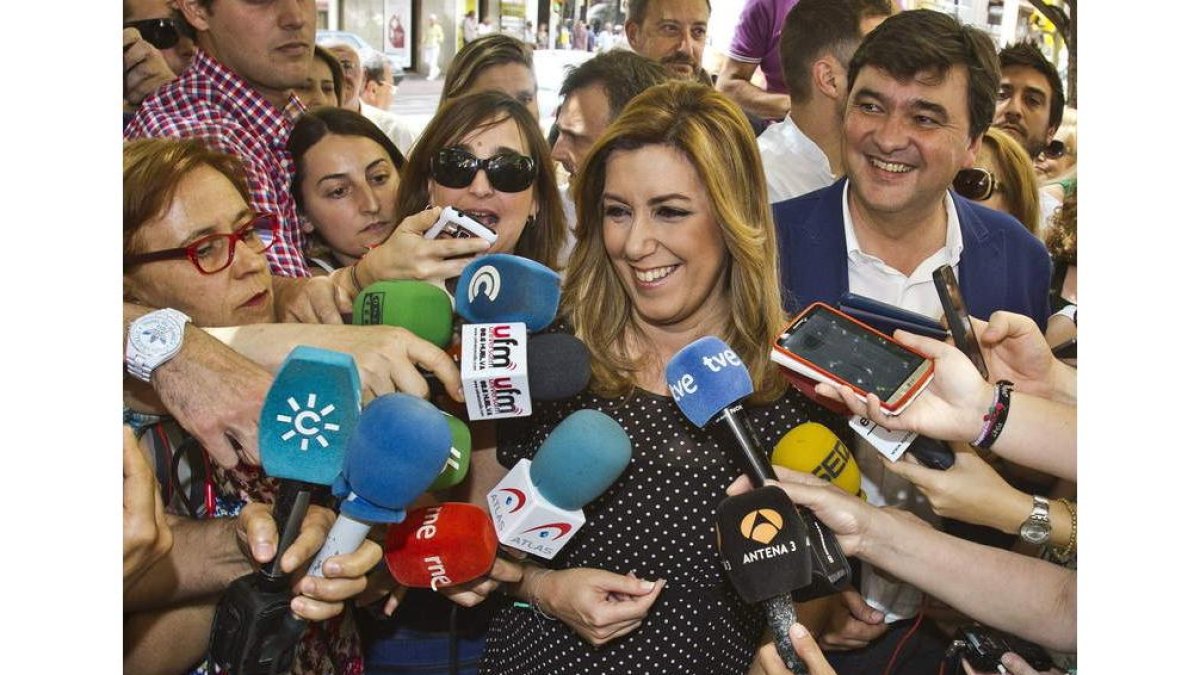 La presidenta en funciones de la Junta de Andalucía, Susana Díaz, atiende a los periodistas.