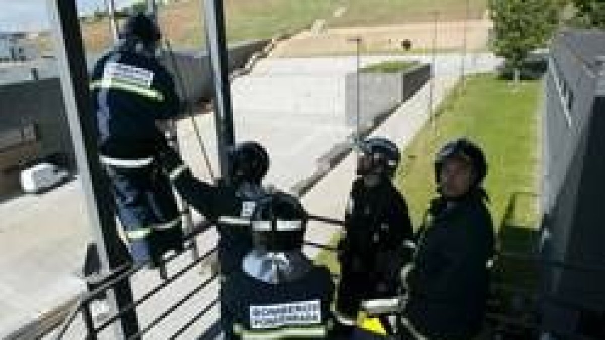 Los bomberos aprovecharon la escalera de evacuación de uno de los edificios para simular un rescate
