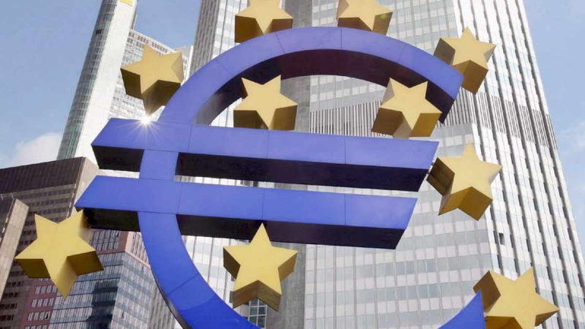 Símbolo del euro en el exterior de la sede del Banco Central Europeo. BORIS ROESSLER