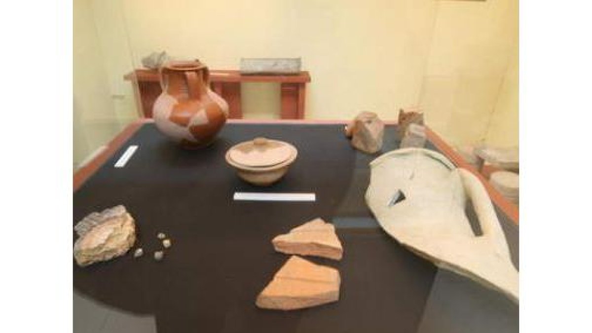 Algunas de las piezas que se exhiben en el aula arqueológica de Lancia