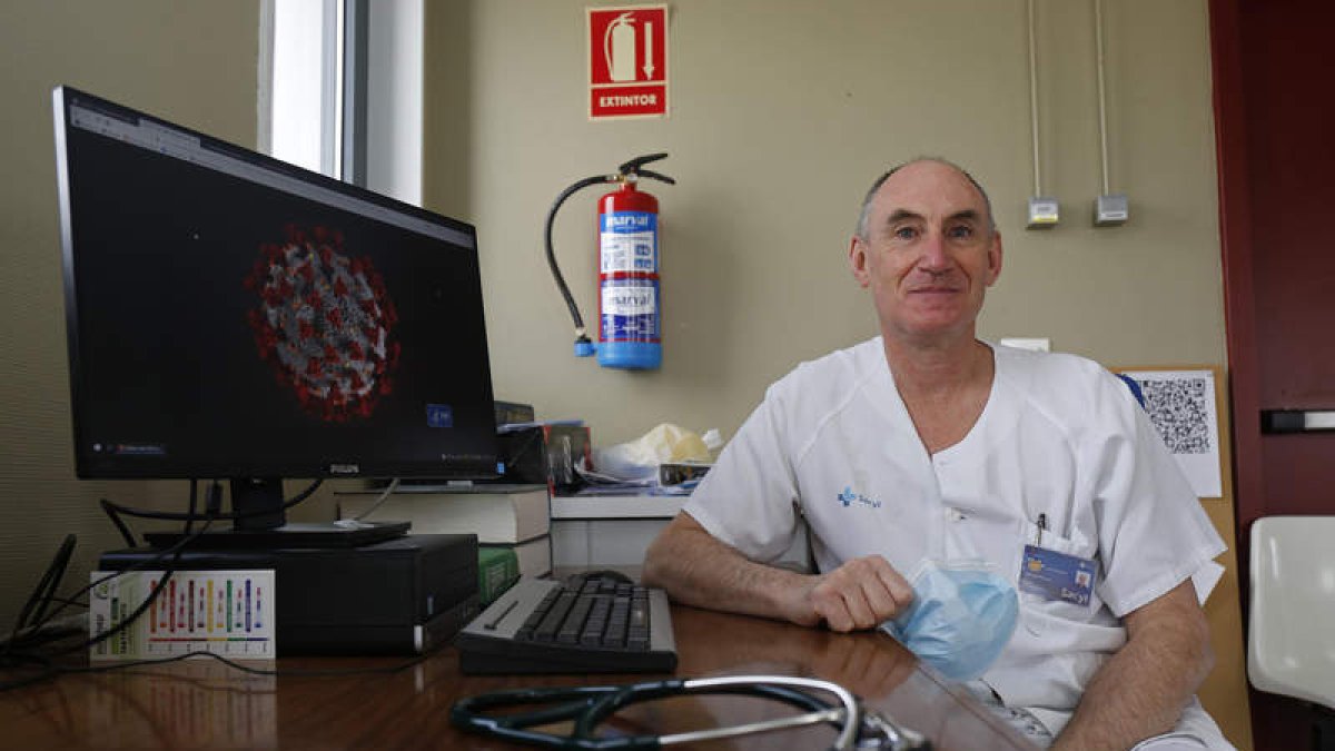 José Guerra, internista del Hospital de León, en su despacho en la planta de Medicina Interna. FERNANDO OTERO PERANDONES