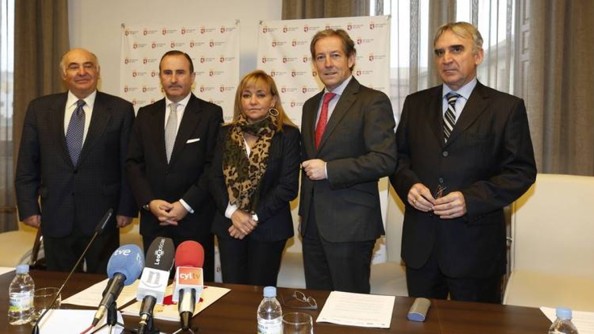 Manuel Lamelas, Pablo Junceda, Isabel Carrasco, Javier Vega y Juan Carlos Fernández, ayer en la firma del convenio.