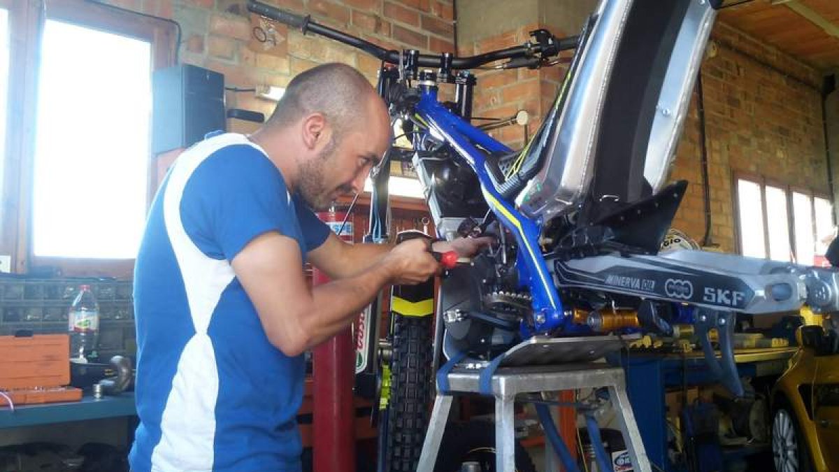 Sergio Pérez en su taller donde no sólo pone a punto las motos, también trabaja para el desarrollo de un nuevo embrague. DL