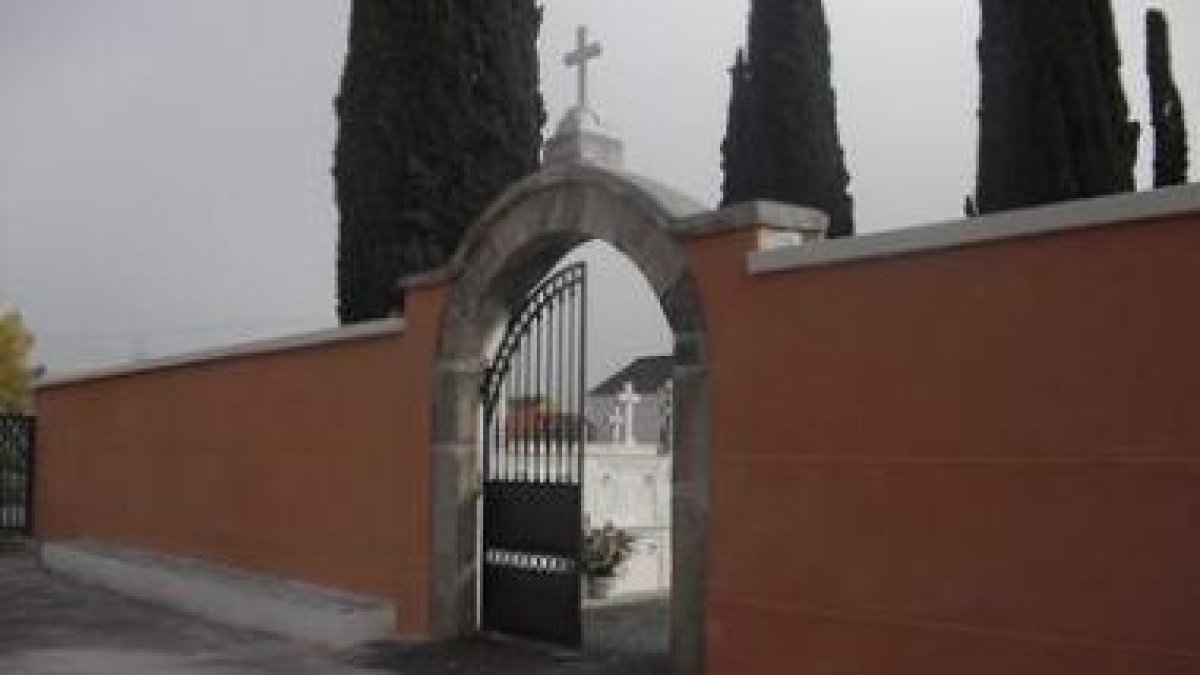 Puerta principal del cementerio de Cacabelos.