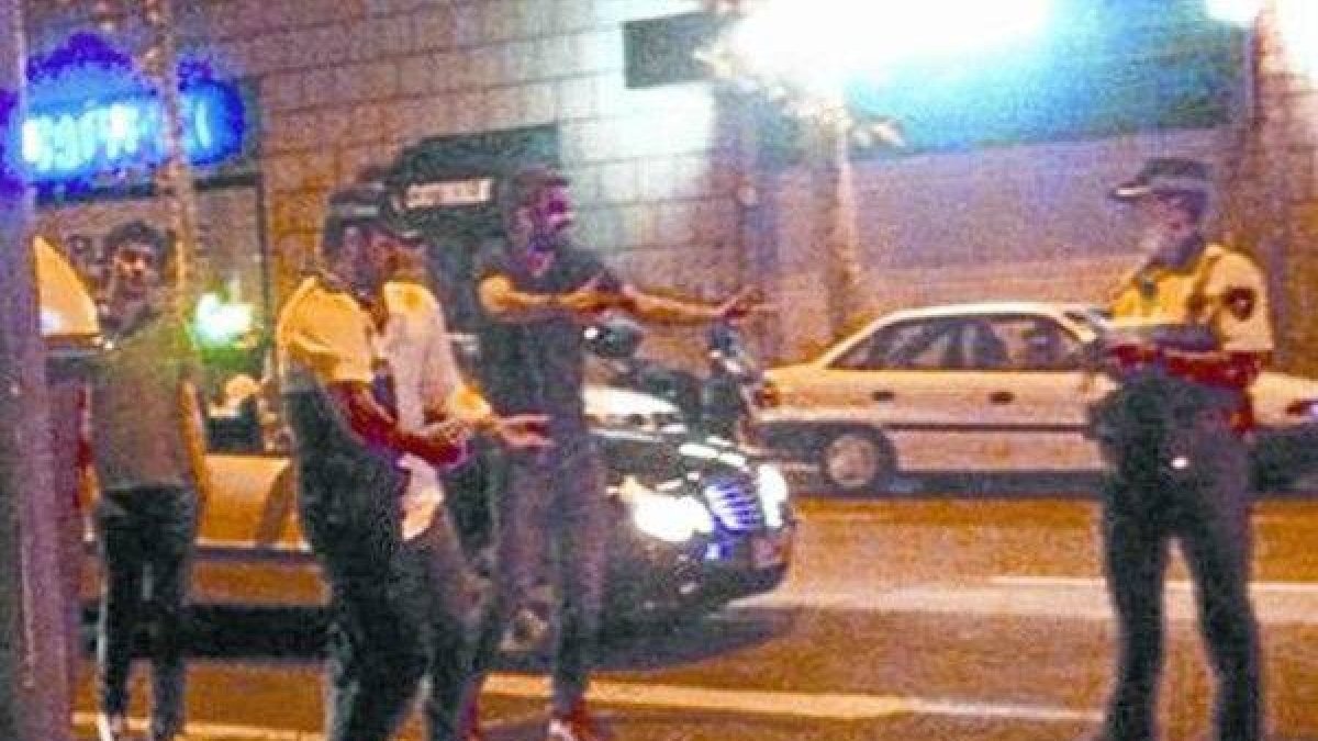 Piqué discute con dos agentes de la Guardia Urbana de Barcelona, el pasado 13 de octubre.