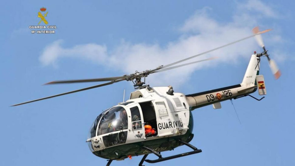 El helicóptero de la Unidad Aérea de la Guardia Civil de León que participó en el rescate de las dos montañeras.
