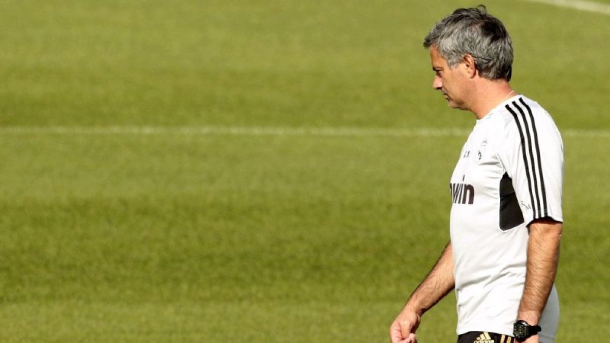 El técnico portugués José Mourinho durate la sesión de entrenamiento que hoy realizó el Real Madrid en la Ciudad Deportiva de Valdebebas.