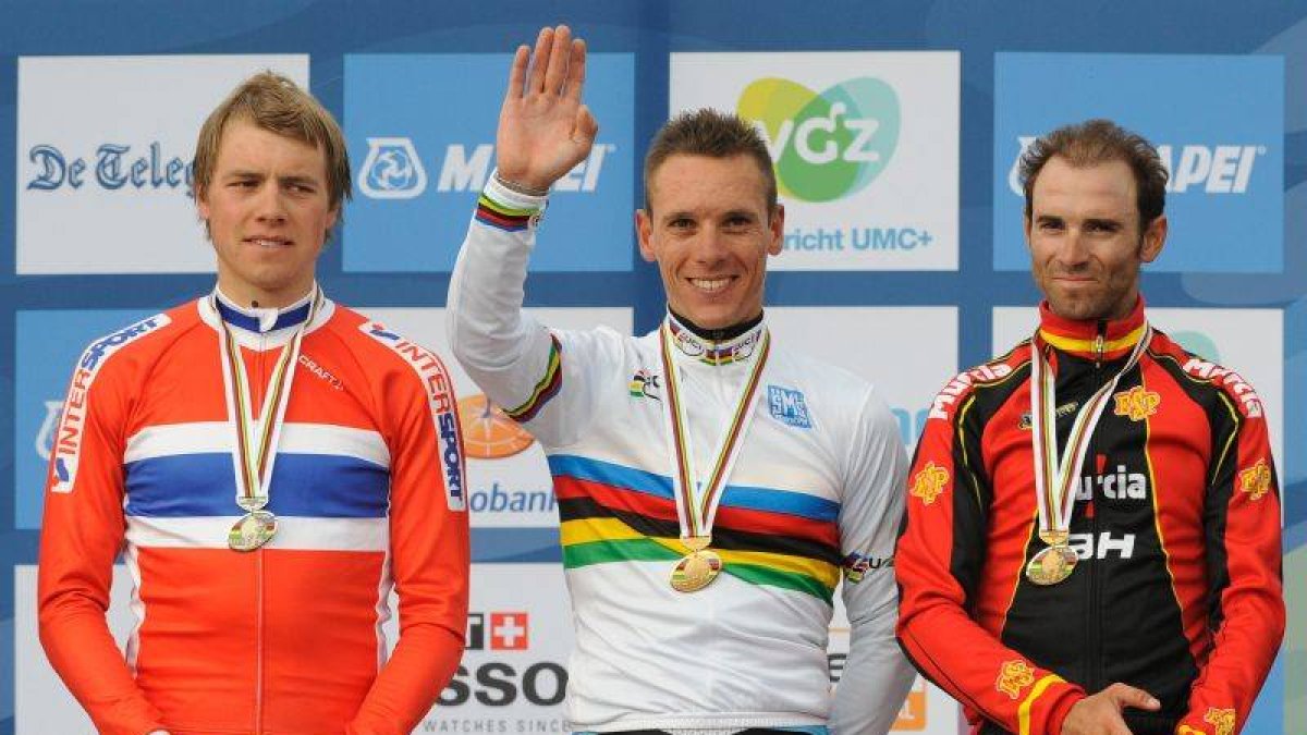 Gilbert, nuevo campeón del mundo, junto a Hagen y Valverde.